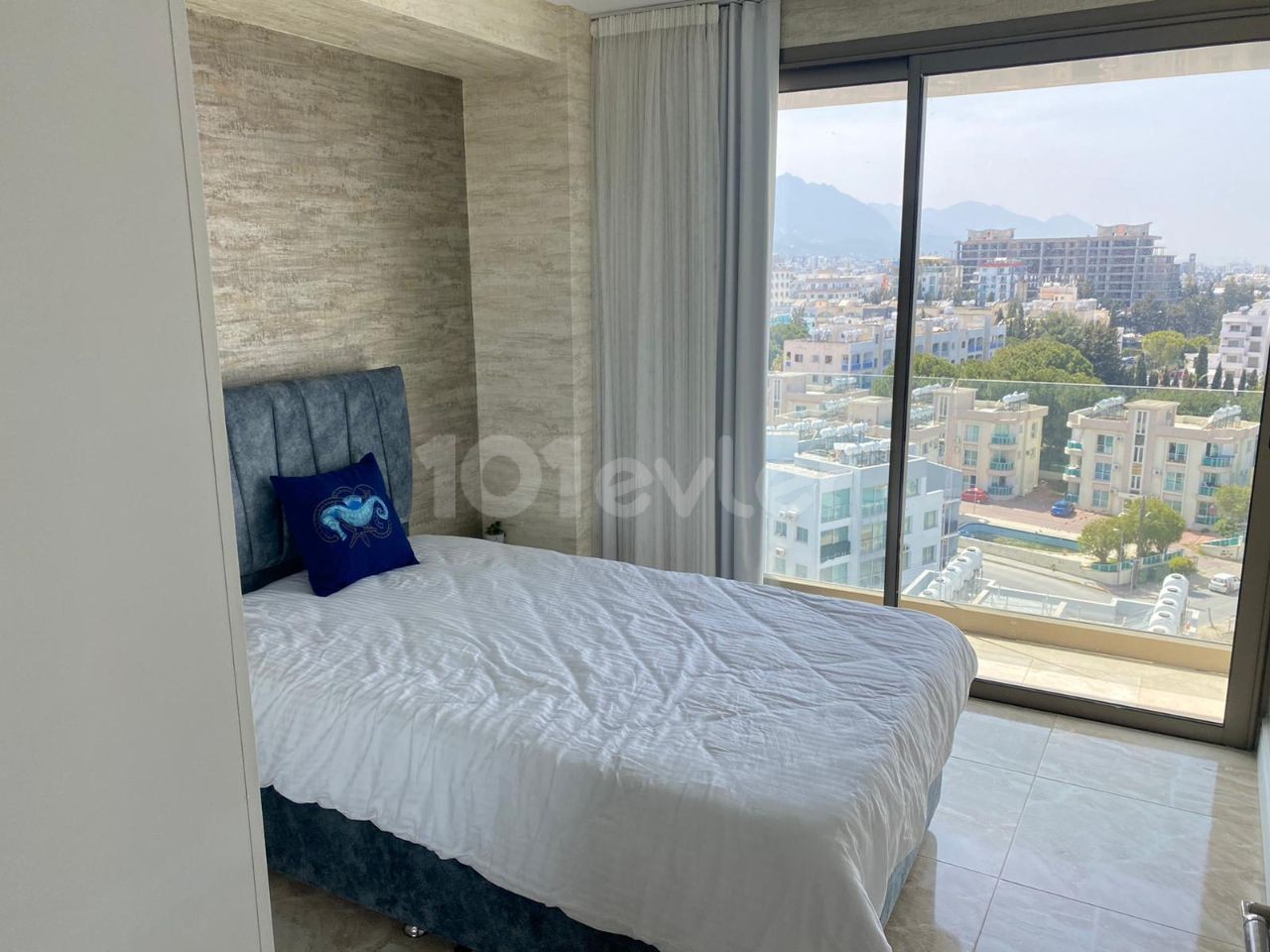 Girne merkezde özel havuzlu lüks eşyalı 2+1 kiralık daire