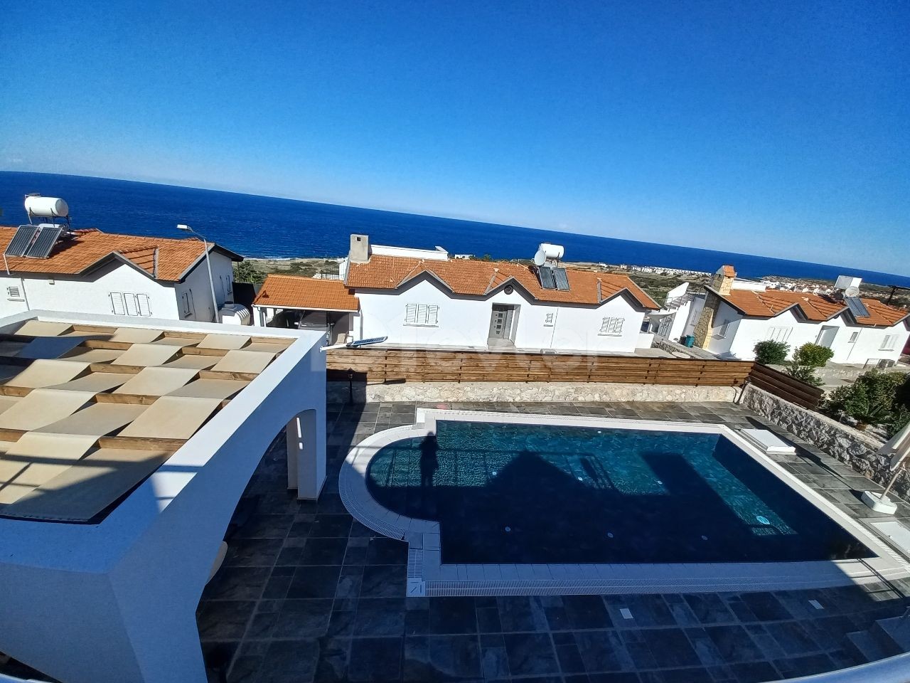 Girne Esentepe bölgesinde kiralık 3+1 full lüks eşyalı villa