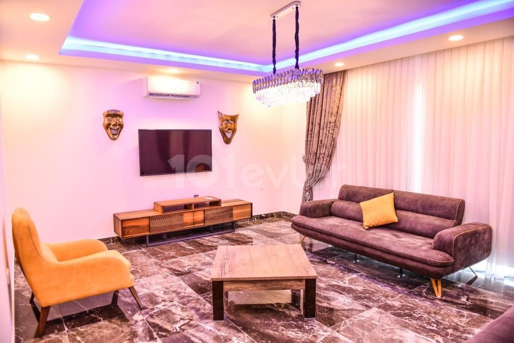 Girne merkezde havuzlu lüx eşyalı kiralık 4+1 villa