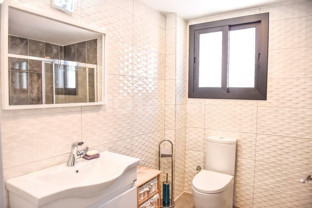 Girne merkezde havuzlu lüx eşyalı kiralık 4+1 villa