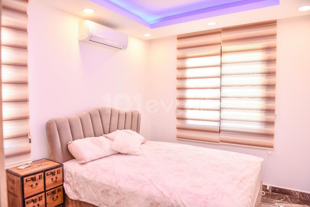 Girne merkezde havuzlu lüx eşyalı kiralık 4+1 villa