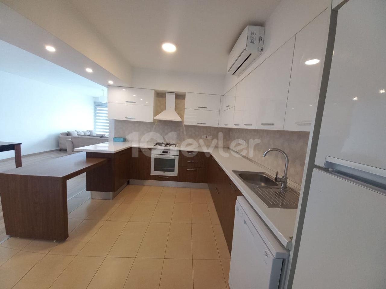 Girne merkezde site içerisinde lüx eşyalı kiralık 3+1 daire