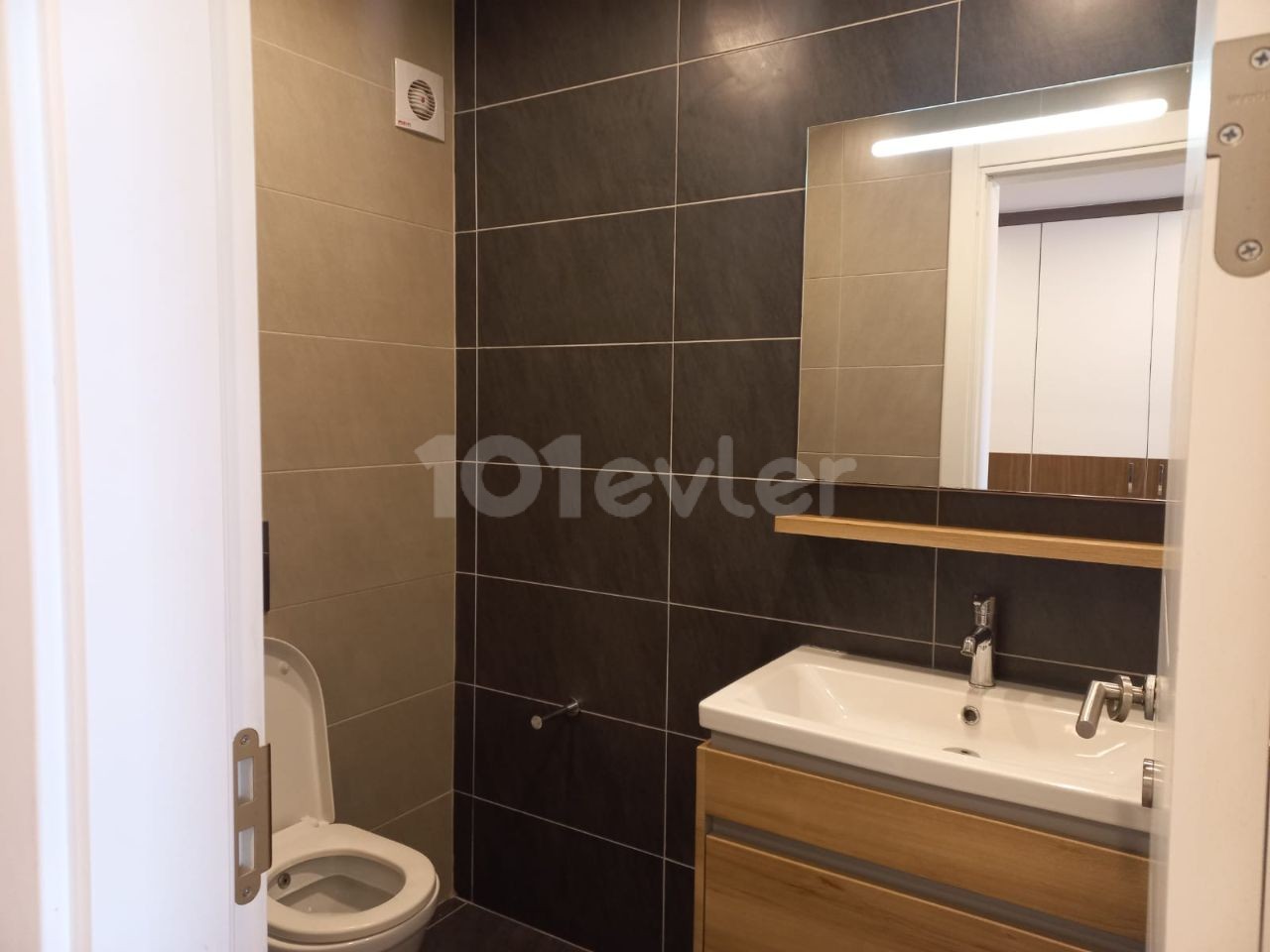 Girne merkezde site içerisinde lüx eşyalı kiralık 3+1 daire