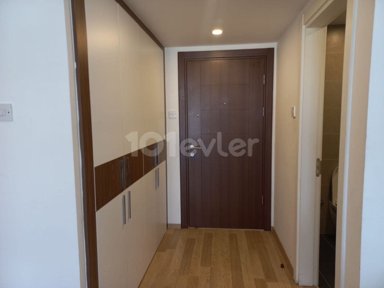 Girne merkezde site içerisinde lüx eşyalı kiralık 3+1 daire