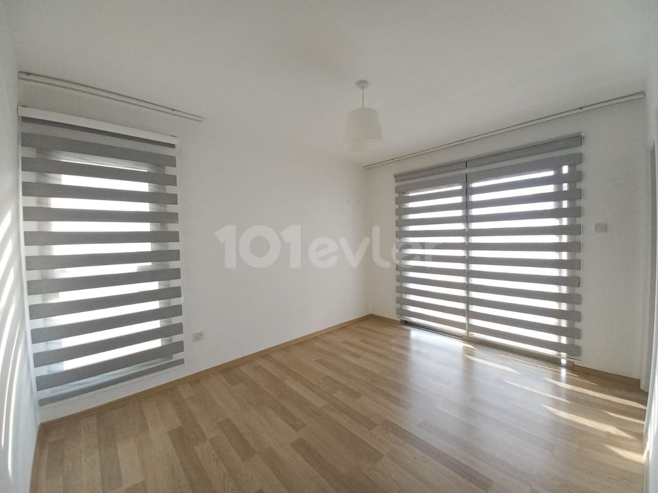 Girne merkezde site içerisinde lüx eşyalı kiralık 3+1 daire