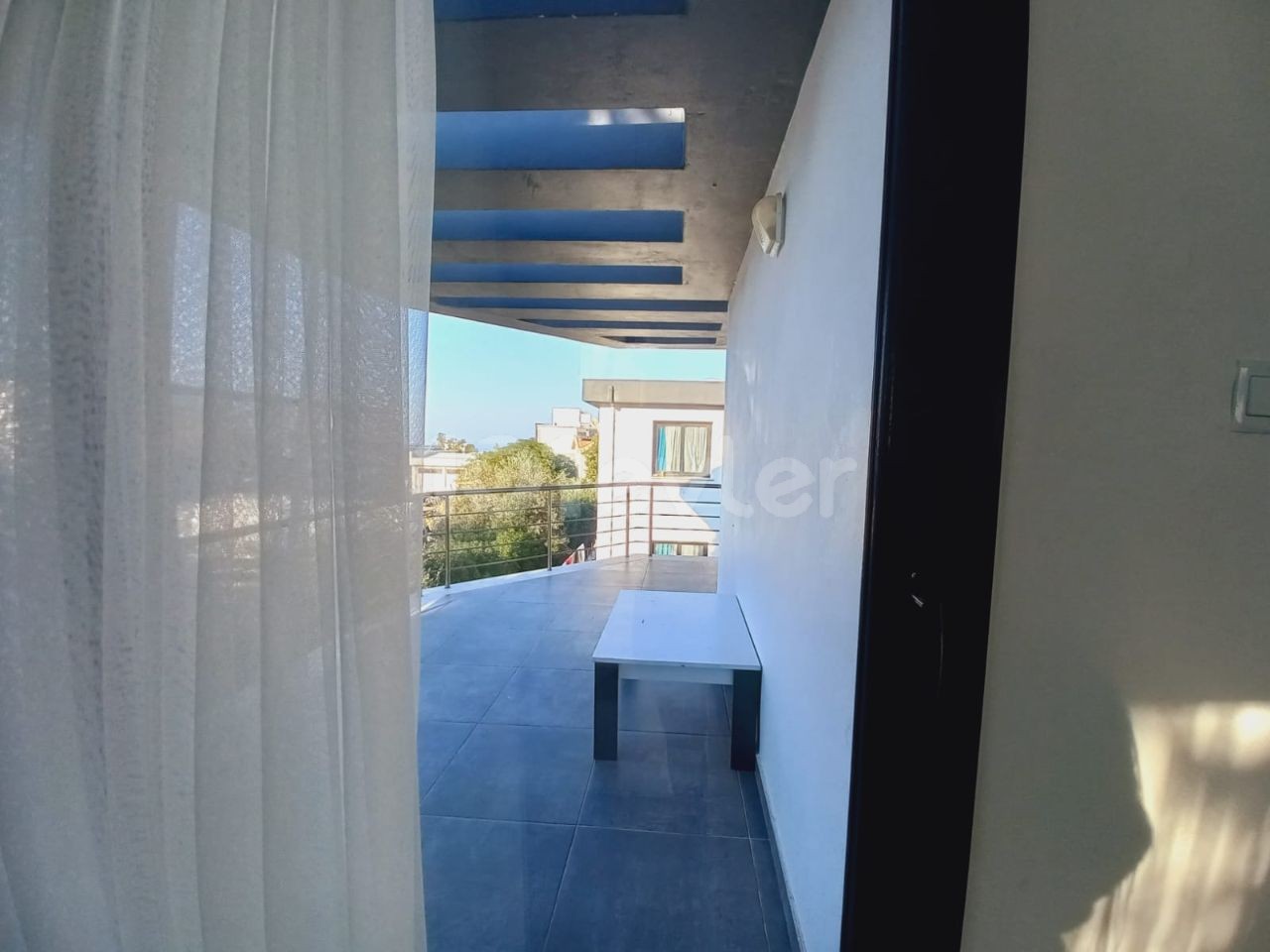 Girne merkezde site içerisinde lüx eşyalı kiralık 3+1 daire