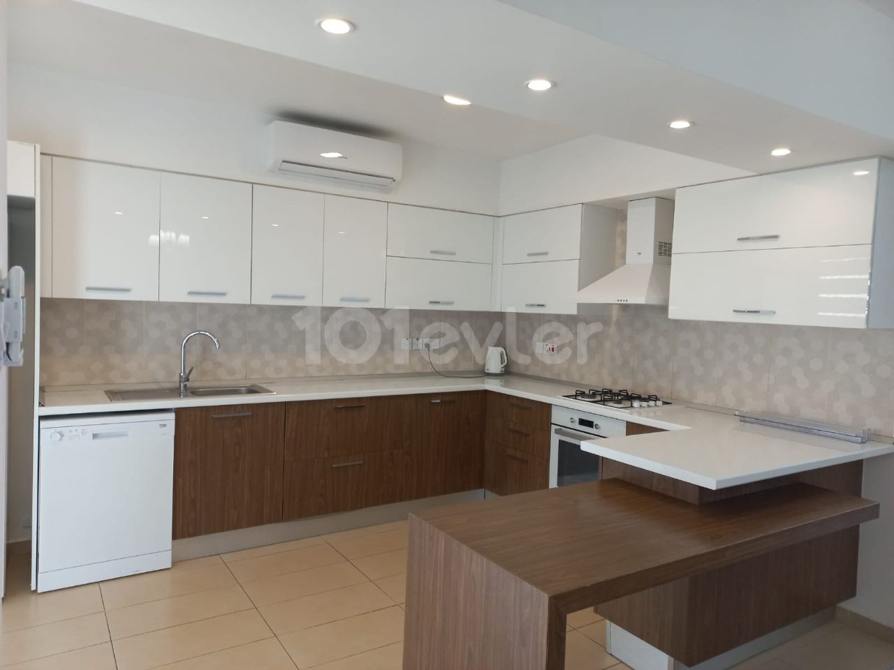 Luxury furnished 3+1 flat for rent in a complex in the center of Kyrenia