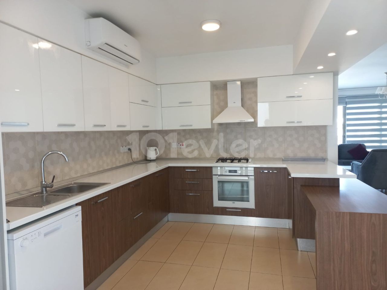 Girne merkezde site içerisinde lüx eşyalı kiralık 3+1 daire