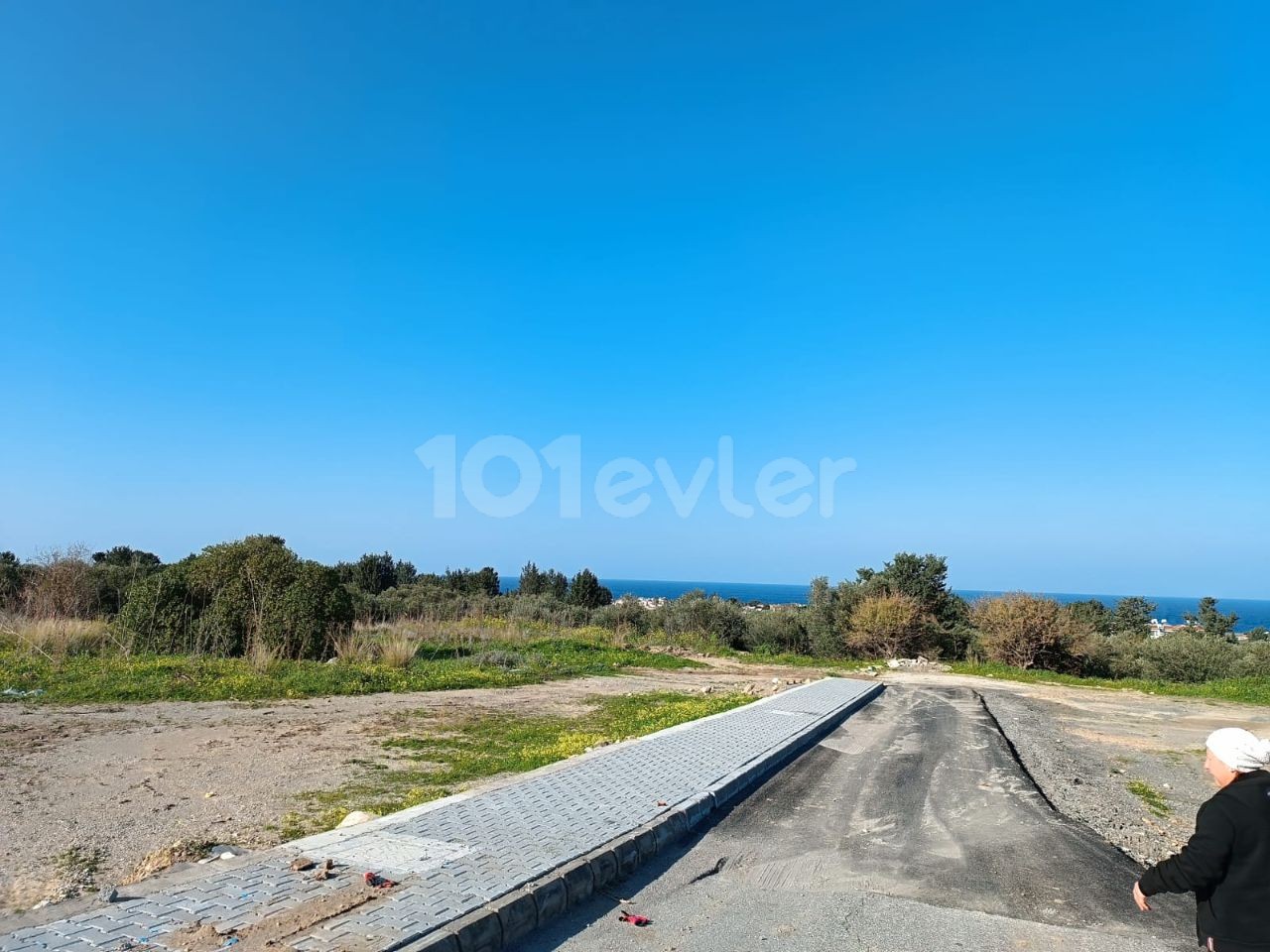 IN GIRNE LAPTA, THERE IS 2 DECORATIONS OF 211m2 ELECTRIC WATER ON THE ROADSIDE