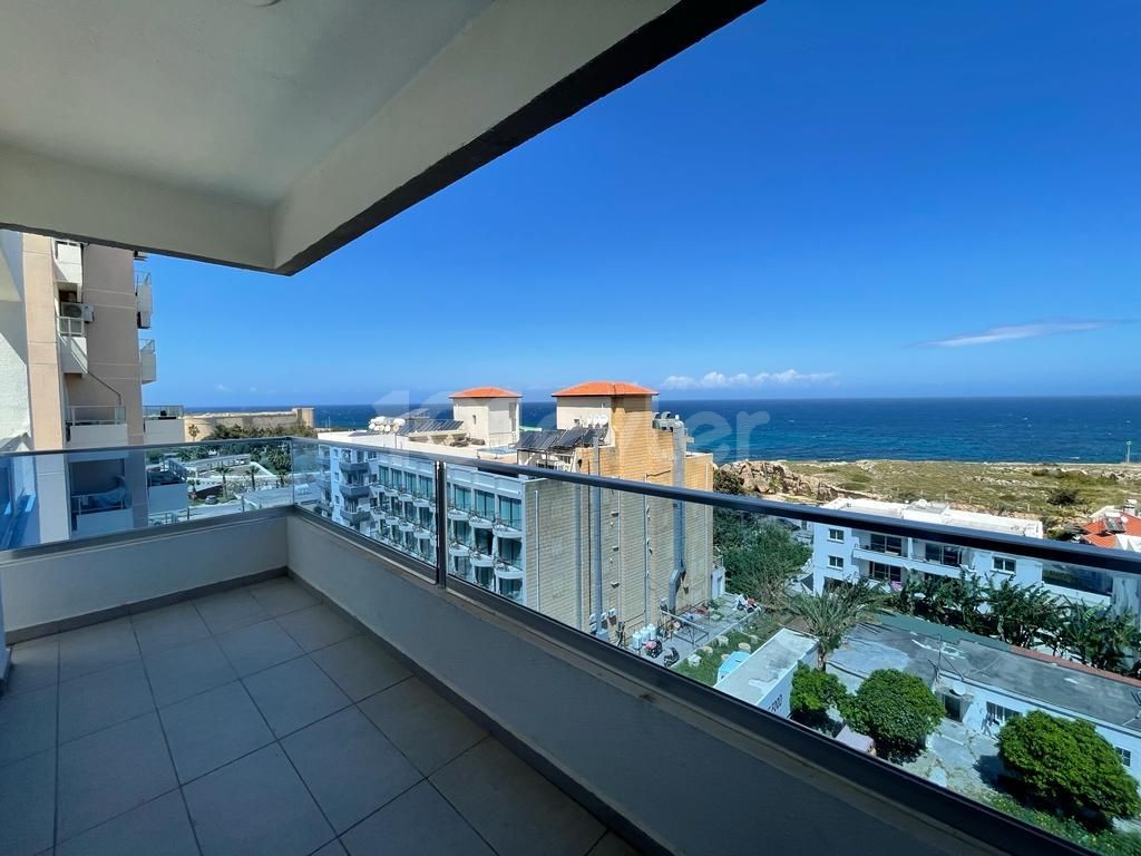 Luxuriöse 2+1 Wohnung mit Blick auf die Berge und das Meer im Zentrum von Kyrenia