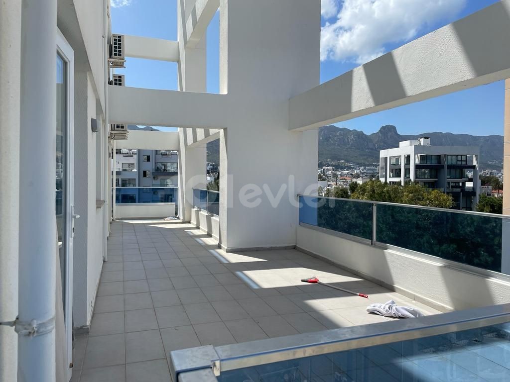 Luxuriöse 2+1 Wohnung mit Blick auf die Berge und das Meer im Zentrum von Kyrenia