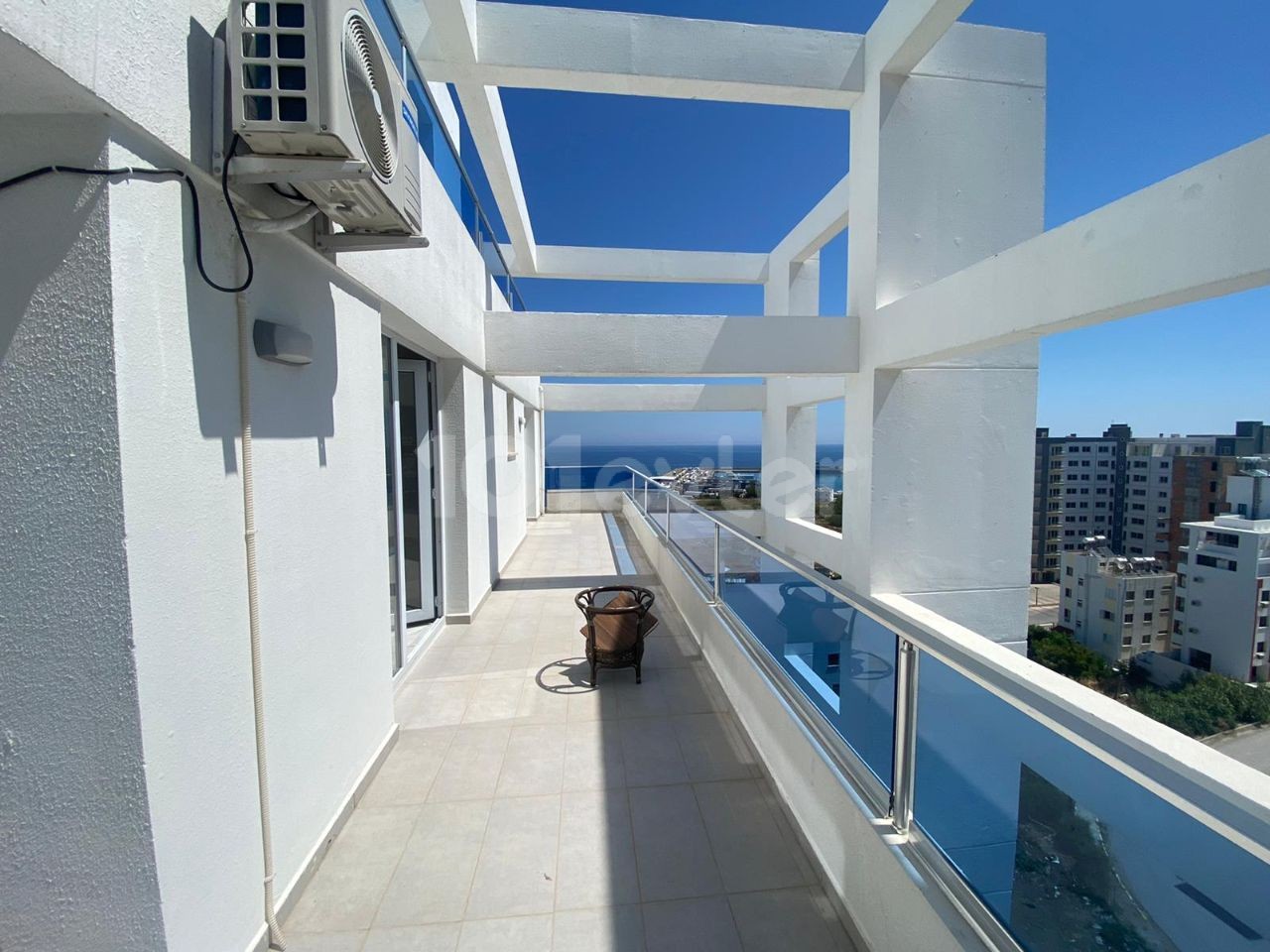 Luxuriöse 2+1 Wohnung mit Blick auf die Berge und das Meer im Zentrum von Kyrenia