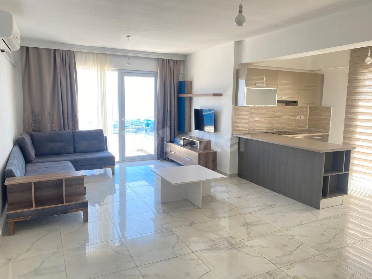 Luxuriöse 2+1 Wohnung mit Blick auf die Berge und das Meer im Zentrum von Kyrenia