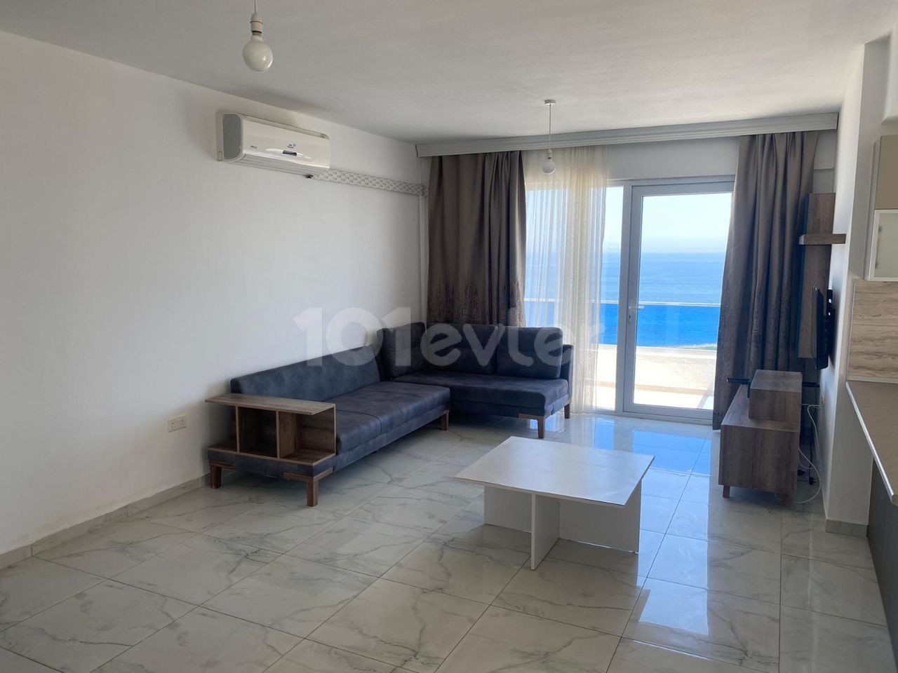 Luxuriöse 2+1 Wohnung mit Blick auf die Berge und das Meer im Zentrum von Kyrenia