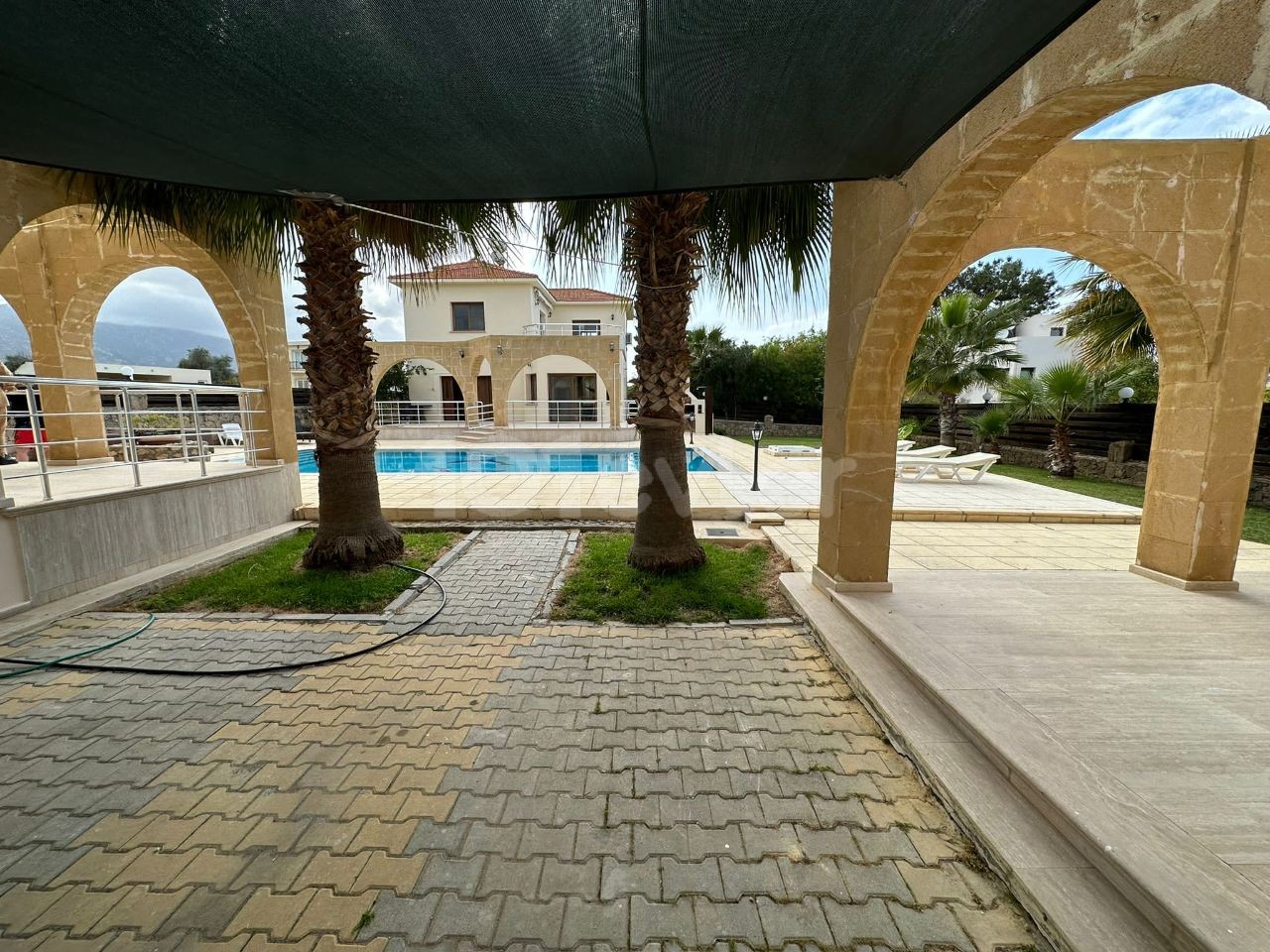 EINE VILLA MIT POOL IN ÇATALKÖY 1 DEKORATION DES GRUNDSTÜCKS