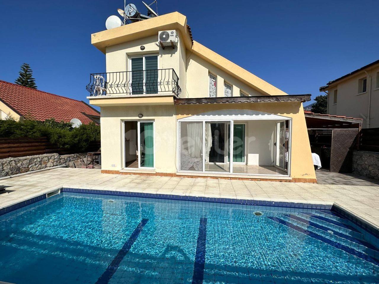 3+1 villa with pool for sale in Karsiyaka