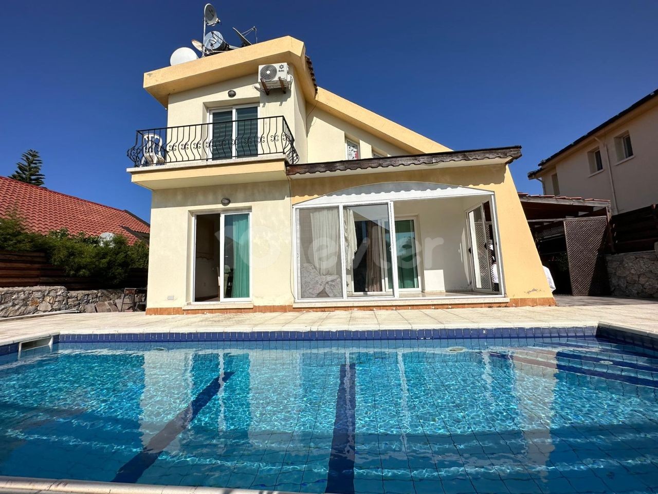3+1 villa with pool for sale in Karsiyaka