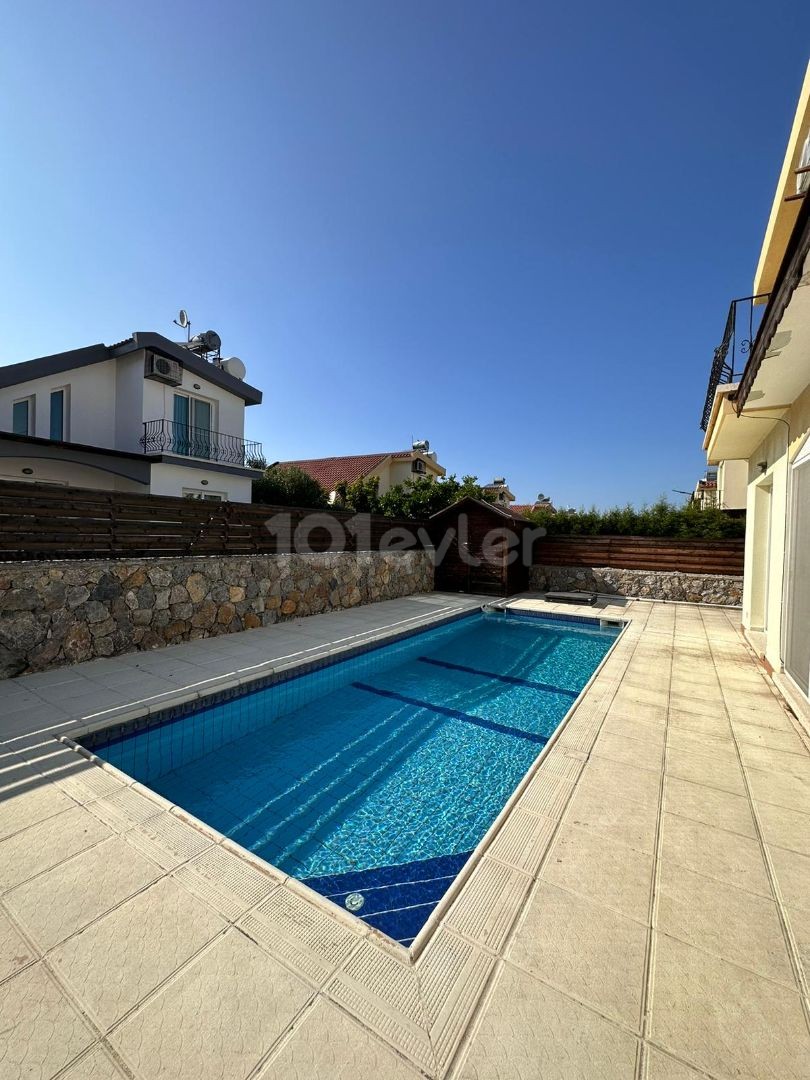 3+1 villa with pool for sale in Karsiyaka