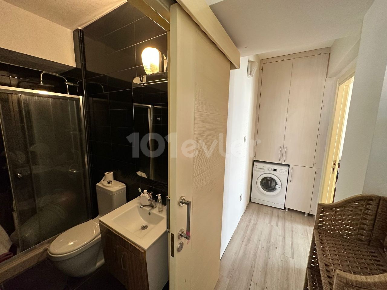 2+1 LARGE 120 m² FLAT FOR SALE IN THE CENTER OF KYRENIA