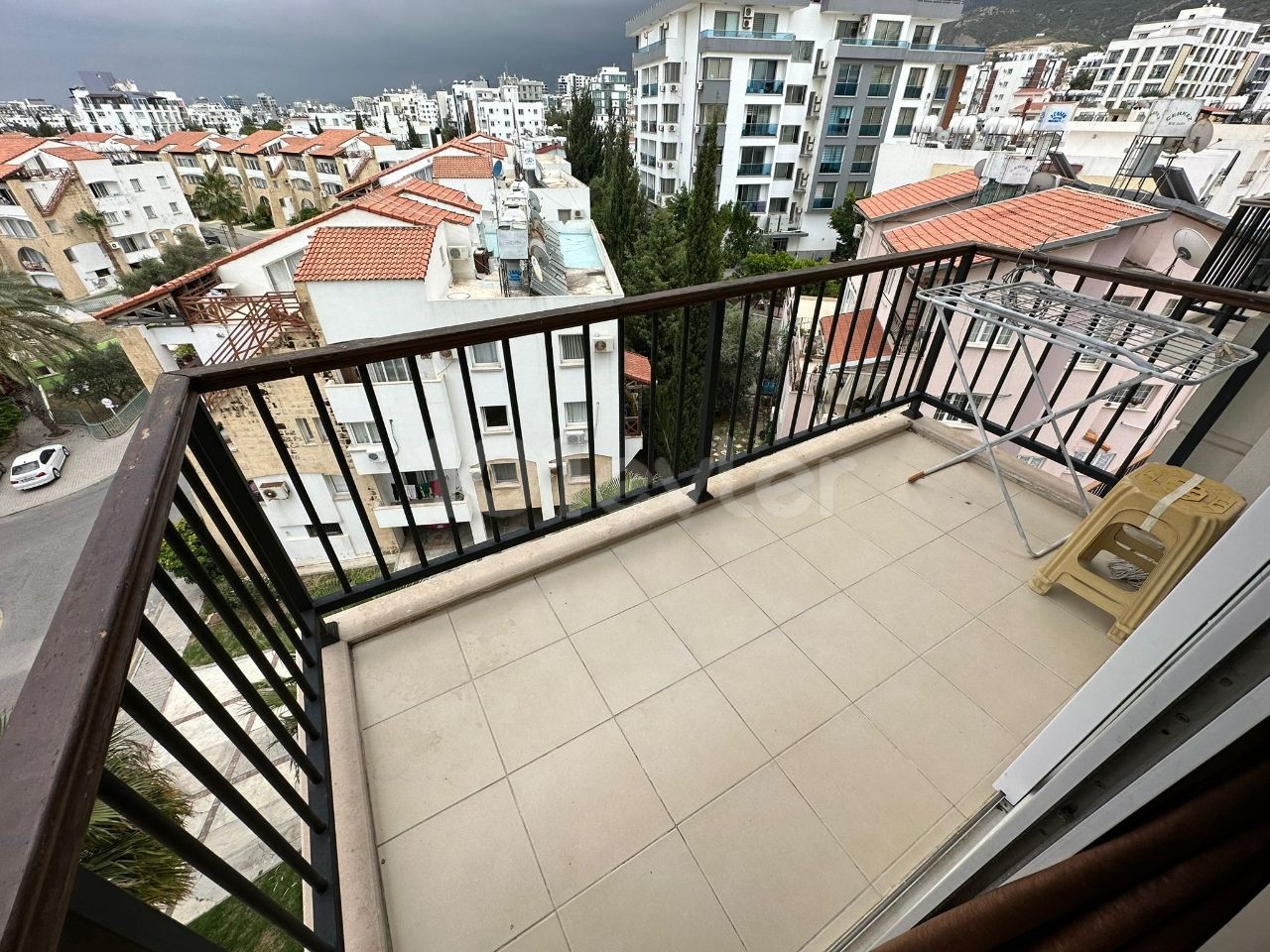 2+1 LARGE 120 m² FLAT FOR SALE IN THE CENTER OF KYRENIA