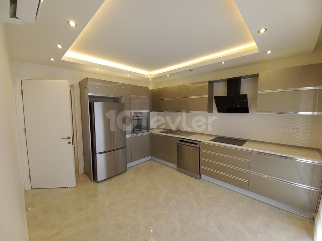 Luxury 3+1 penthouse with mountain sea view in the center of Kyrenia