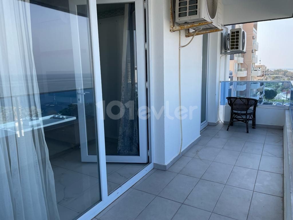 Geräumige, luxuriös möblierte 1+1-Wohnung zur Miete im Zentrum von Kyrenia mit Meerblick