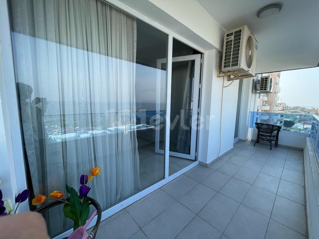 Geräumige, luxuriös möblierte 1+1-Wohnung zur Miete im Zentrum von Kyrenia mit Meerblick