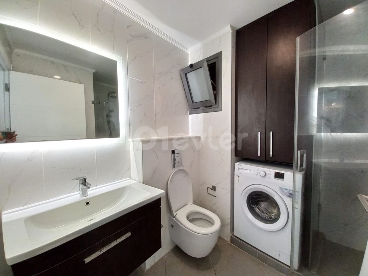 Fully furnished 2+1 flat for rent in a complex with a pool in the center of Kyrenia