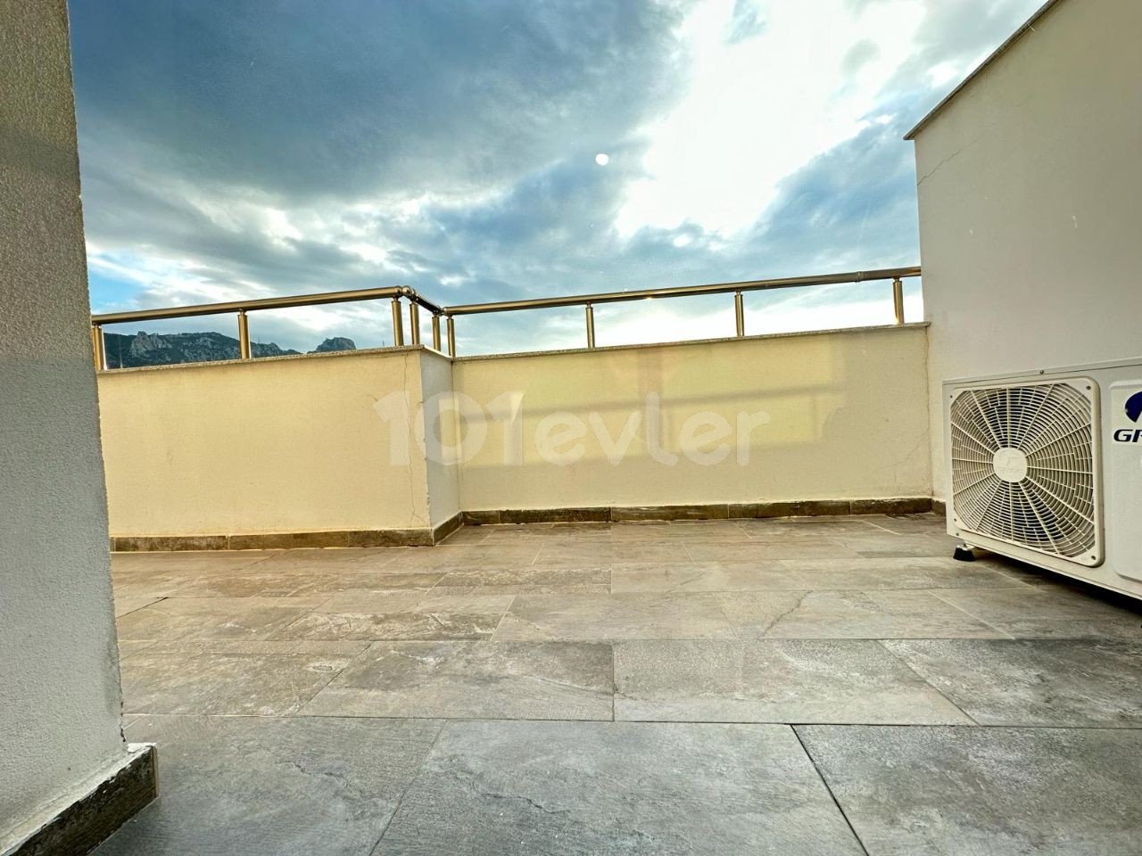 Fully furnished 2+1 penthouse for rent in Kyrenia center