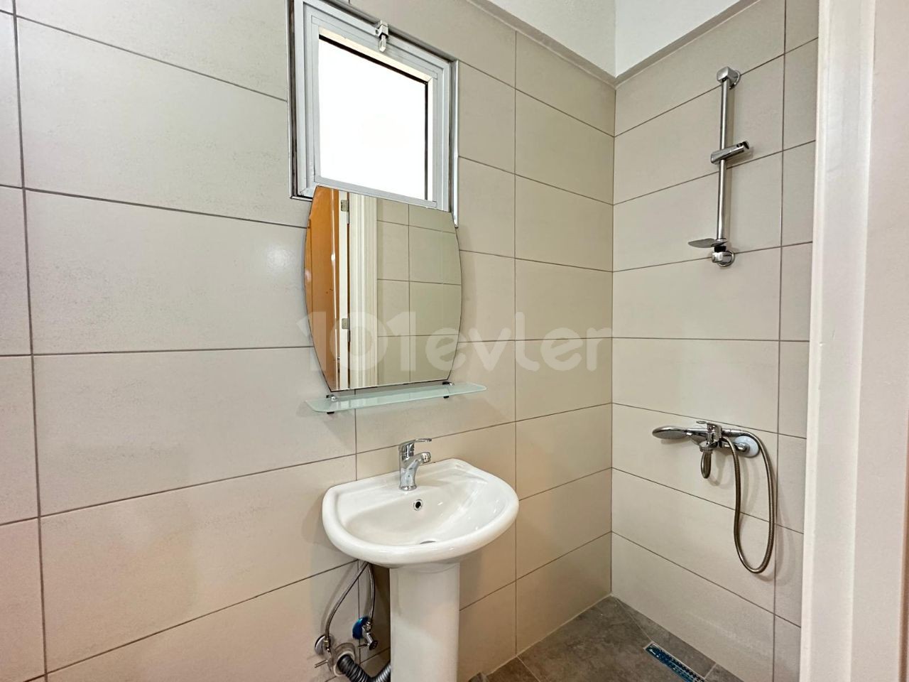 3+1 FLAT FOR RENT IN A SITE WITH POOL IN KYRENIA CENTER