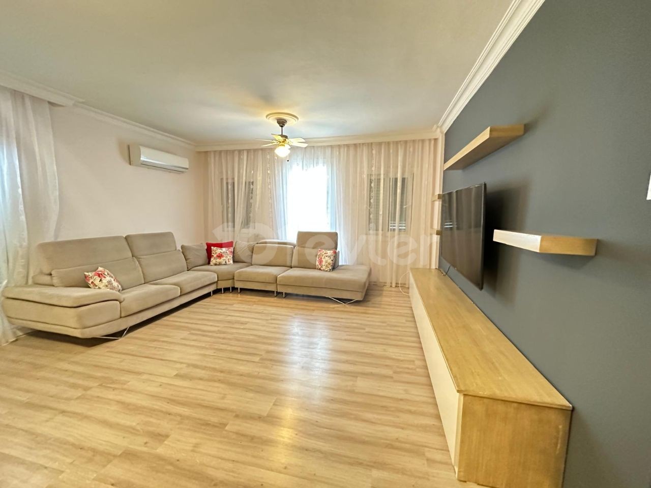 3+1 FLAT FOR RENT IN A SITE WITH POOL IN KYRENIA CENTER