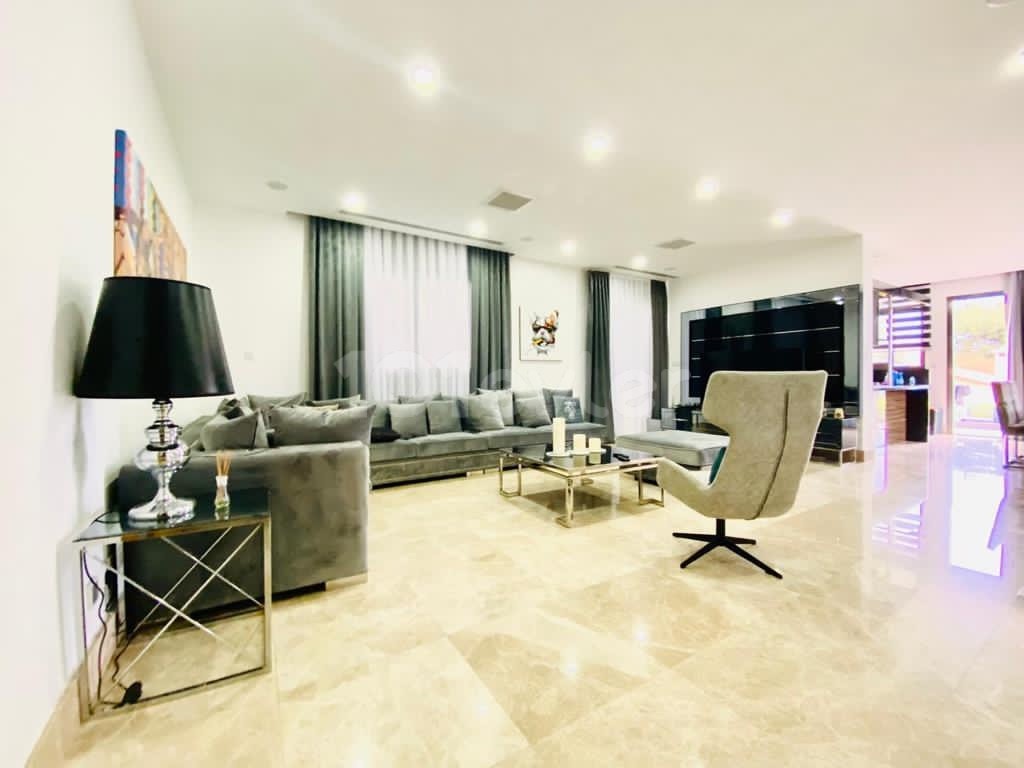 Luxusvilla mit 4 Schlafzimmern, Aufzug, Pool und 7 Badezimmern zum Verkauf in Nordzypern
