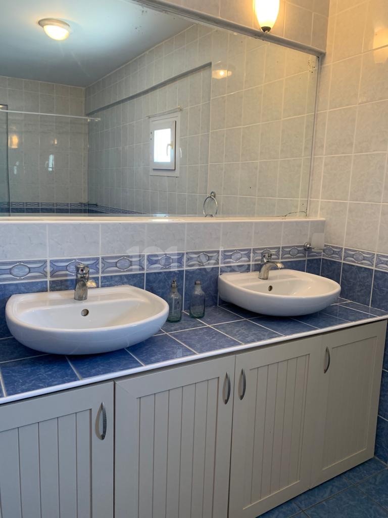 180m2 penthouse with white goods included ..for sale in kyrenia city center 