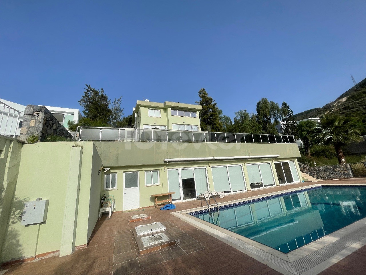 Villa mit 4 Schlafzimmern und 3 Wohnzimmern zu vermieten, mit privatem Pool und privatem Fitnessstudio