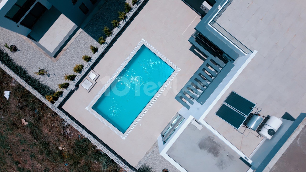 Entdecken Sie Eleganz und Luxus: Bezaubernde Villa mit 4 Schlafzimmern, Pool, Terrasse und atemberaubender Meeresnähe in Karshiyaka.