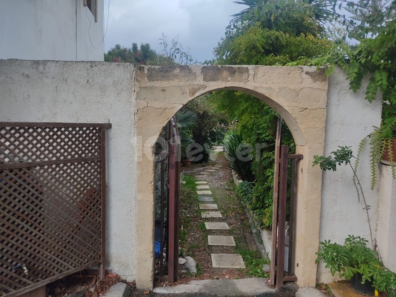 Villa for sale in Kyrenia-Karaoğlanoğlu Region with a large garden (within 2 acres of land)