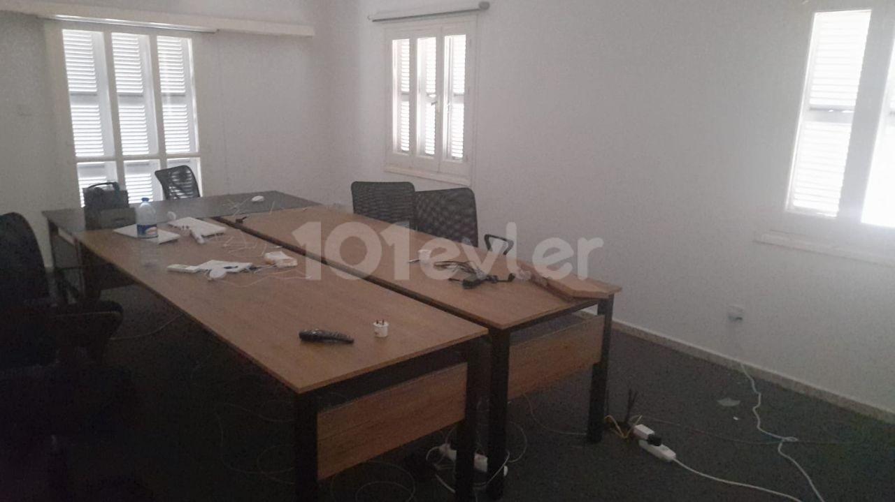 Apartment in a great location in the center of Kyrenia, suitable for large, crowded families or residence.