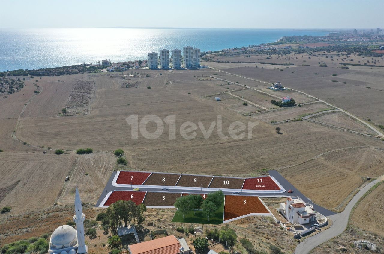 İskele boğazda türk malı arsalar imara açık 