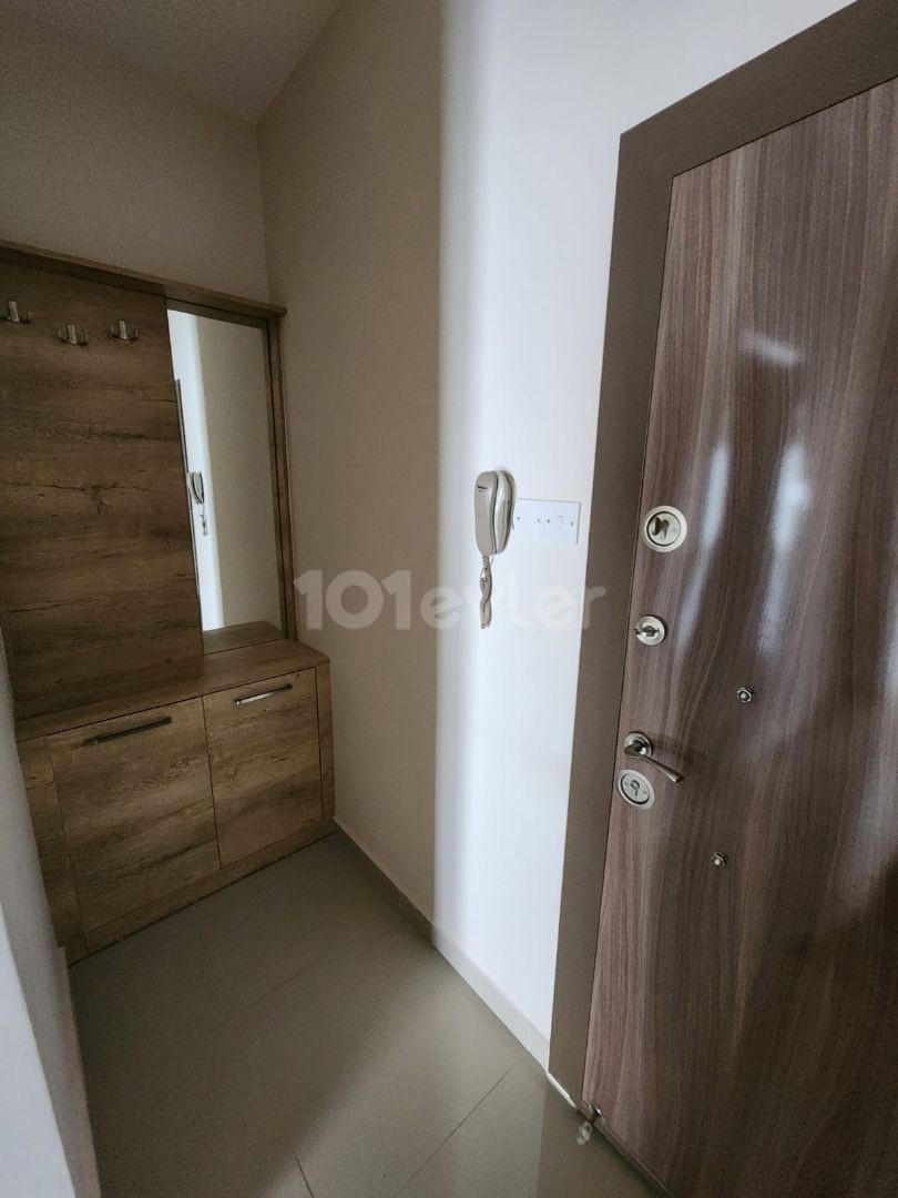 Mağusa yeniboğaziçi köyünde kiralık 3+1 geniş daire 6 ay ödemelidir 7. kat