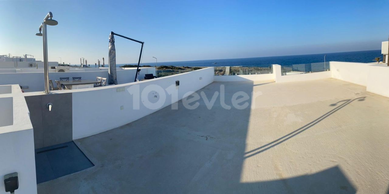 Coastal Paradise: Single Storey Apartment with Roof Terrace  Next to Beach and Marina