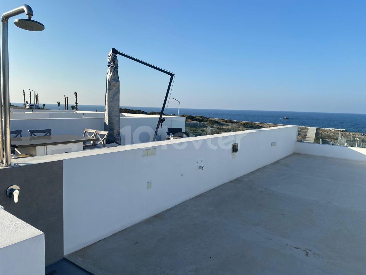 بهشت ساحلی: آپارتمان یک طبقه با تراس پشت بام در کنار ساحل و مارینا