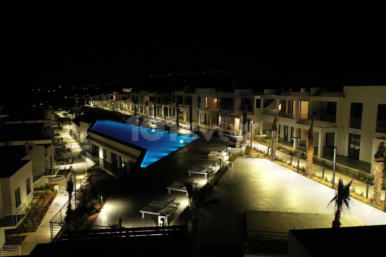 Küstenparadies: Einstöckiges Apartment mit Dachterrasse neben Strand und Yachthafen