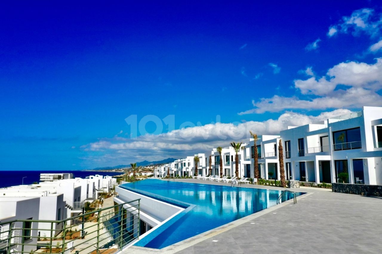 Coastal Paradise: Single Storey Apartment with Roof Terrace  Next to Beach and Marina