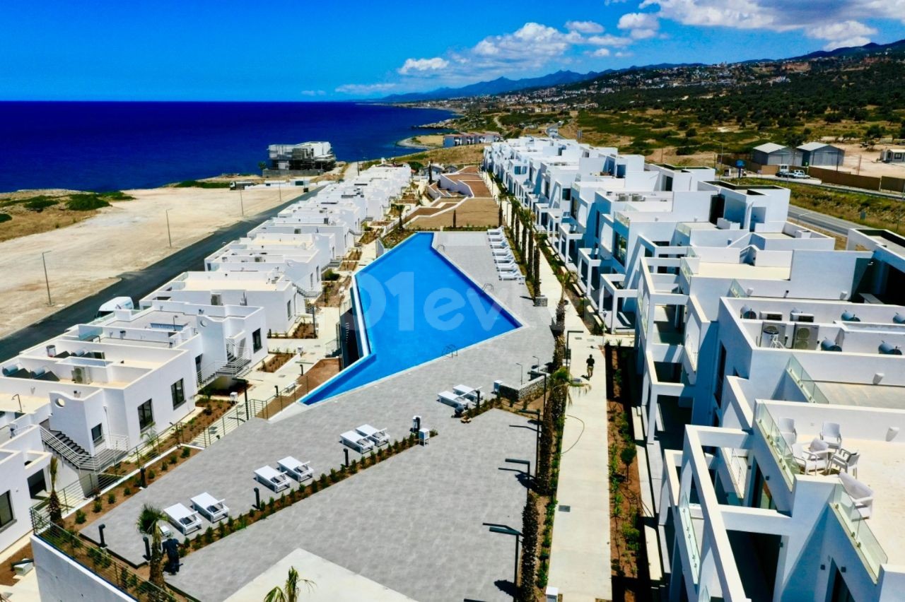 Küstenparadies: Einstöckiges Apartment mit Dachterrasse neben Strand und Yachthafen