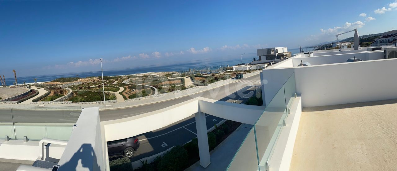 Entspannen Sie sich am Meer: Geräumige einstöckige Wohnung mit atemberaubender Dachterrasse zu verkaufen