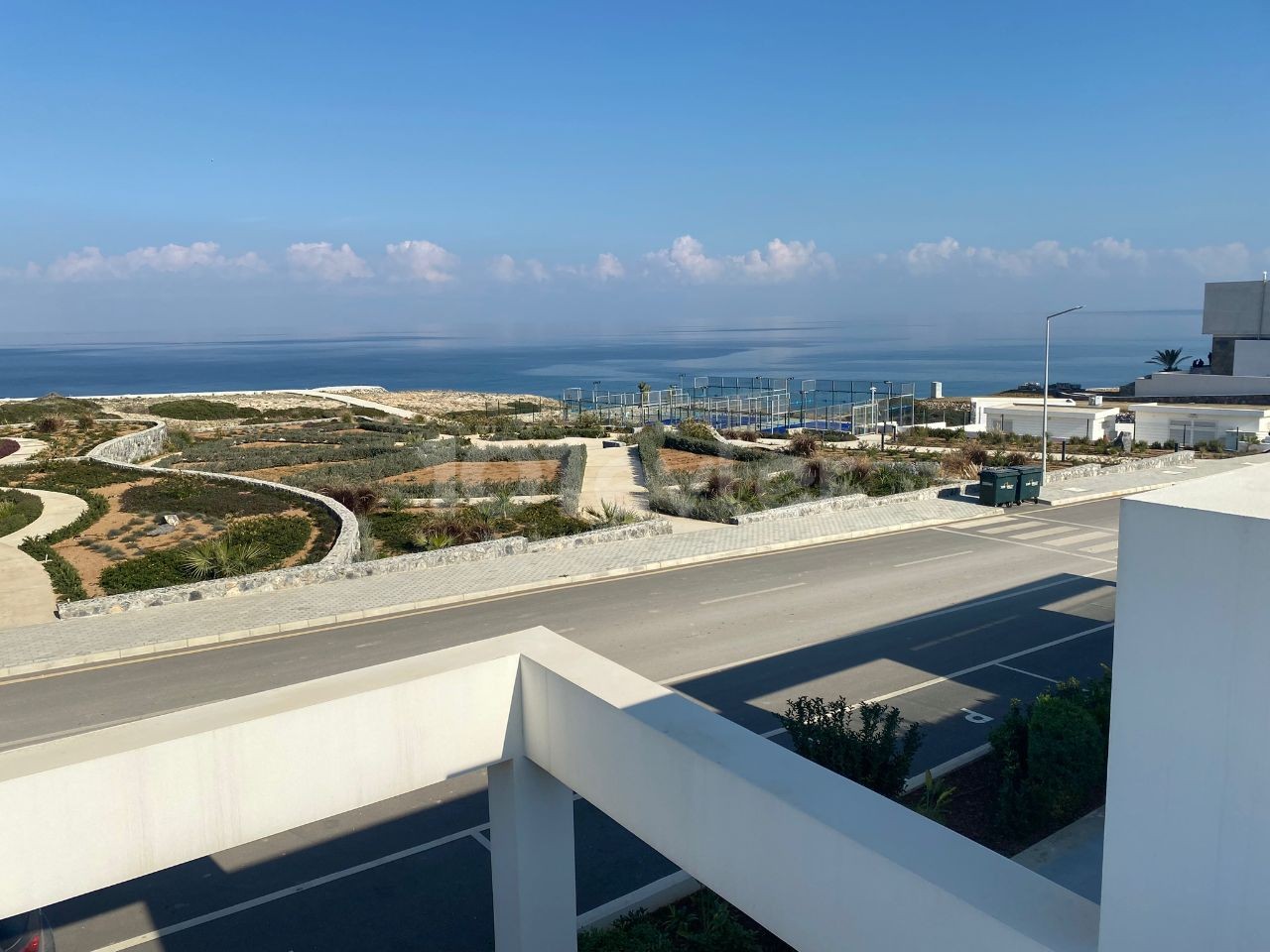 Entspannen Sie sich am Meer: Geräumige einstöckige Wohnung mit atemberaubender Dachterrasse zu verkaufen