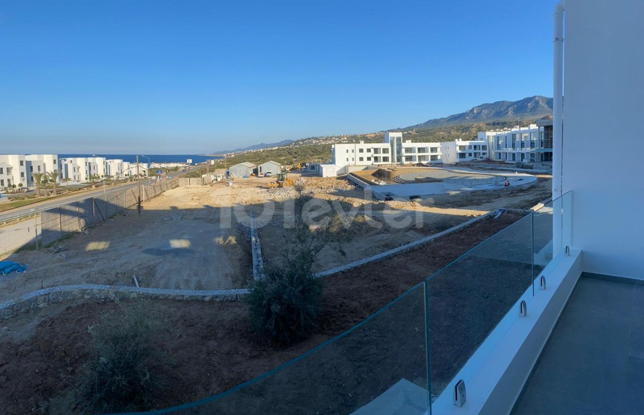 Die ultimative Aussicht: Genießen Sie Meer- und Bergblick von Ihrem Wohnzimmer, Schlafzimmer und Ihrer privaten Dachterrasse