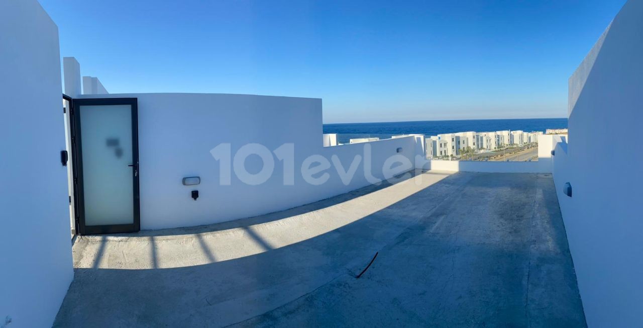 Die ultimative Aussicht: Genießen Sie Meer- und Bergblick von Ihrem Wohnzimmer, Schlafzimmer und Ihrer privaten Dachterrasse