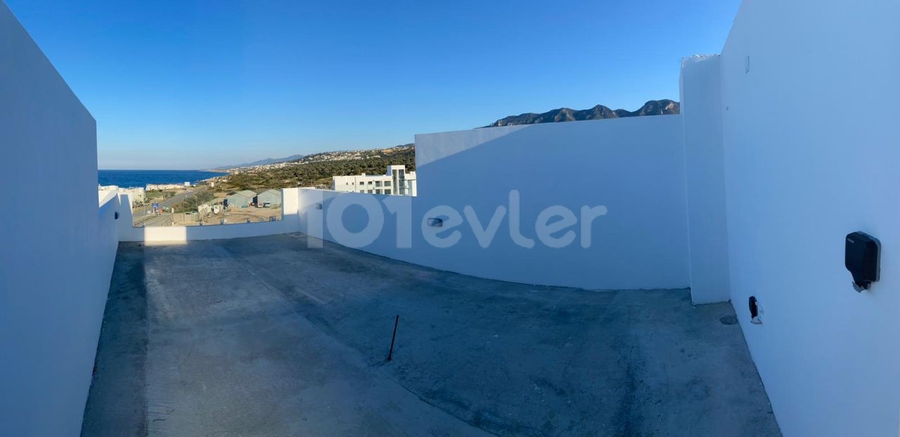 Die ultimative Aussicht: Genießen Sie Meer- und Bergblick von Ihrem Wohnzimmer, Schlafzimmer und Ihrer privaten Dachterrasse