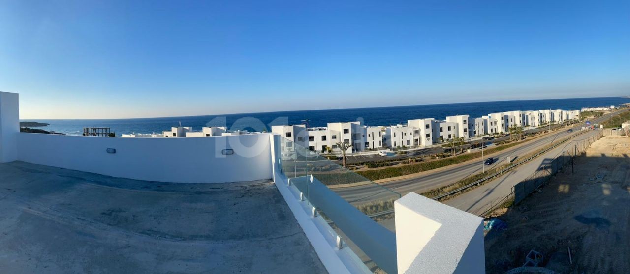 Die ultimative Aussicht: Genießen Sie Meer- und Bergblick von Ihrem Wohnzimmer, Schlafzimmer und Ihrer privaten Dachterrasse